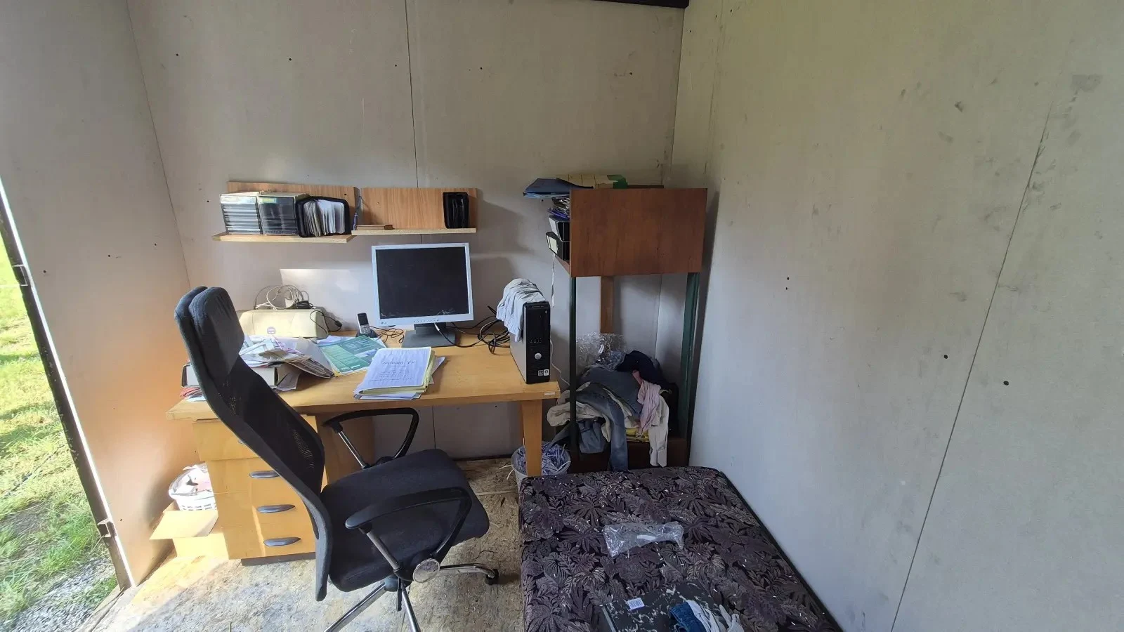 Experimental compartment before the fire, with desk, storage unit and bed