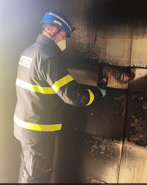 Operator standing to the side while measuring the wall without blocking the projected grid